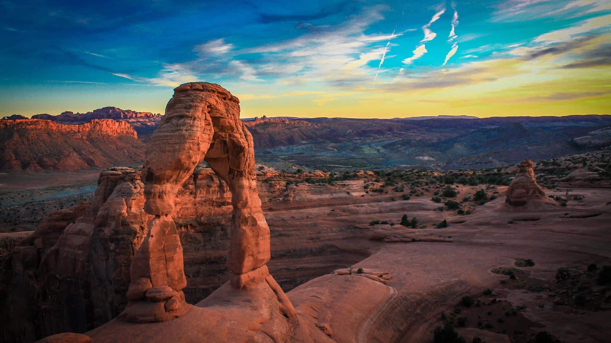 Arches National Park in Utah is the perfect destination for outdoor enthusiasts looking to experience the beauty of Utah. With its stunning red rock formations and unique geological features, this national park offers an unforgettable experience.