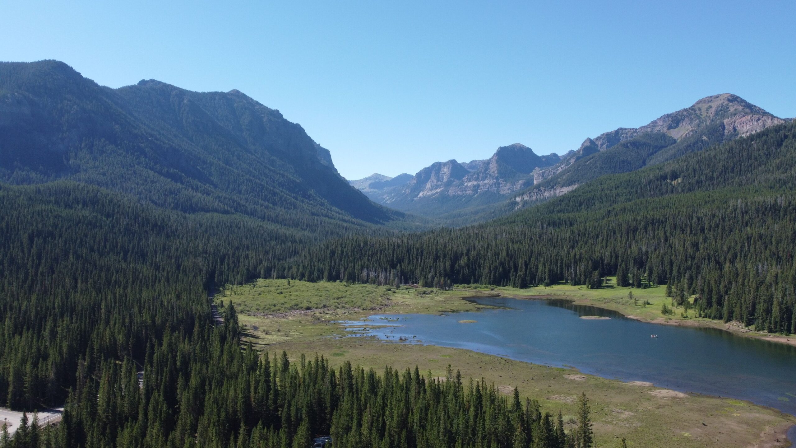 An aerial view of a lake surrounded by mountains.