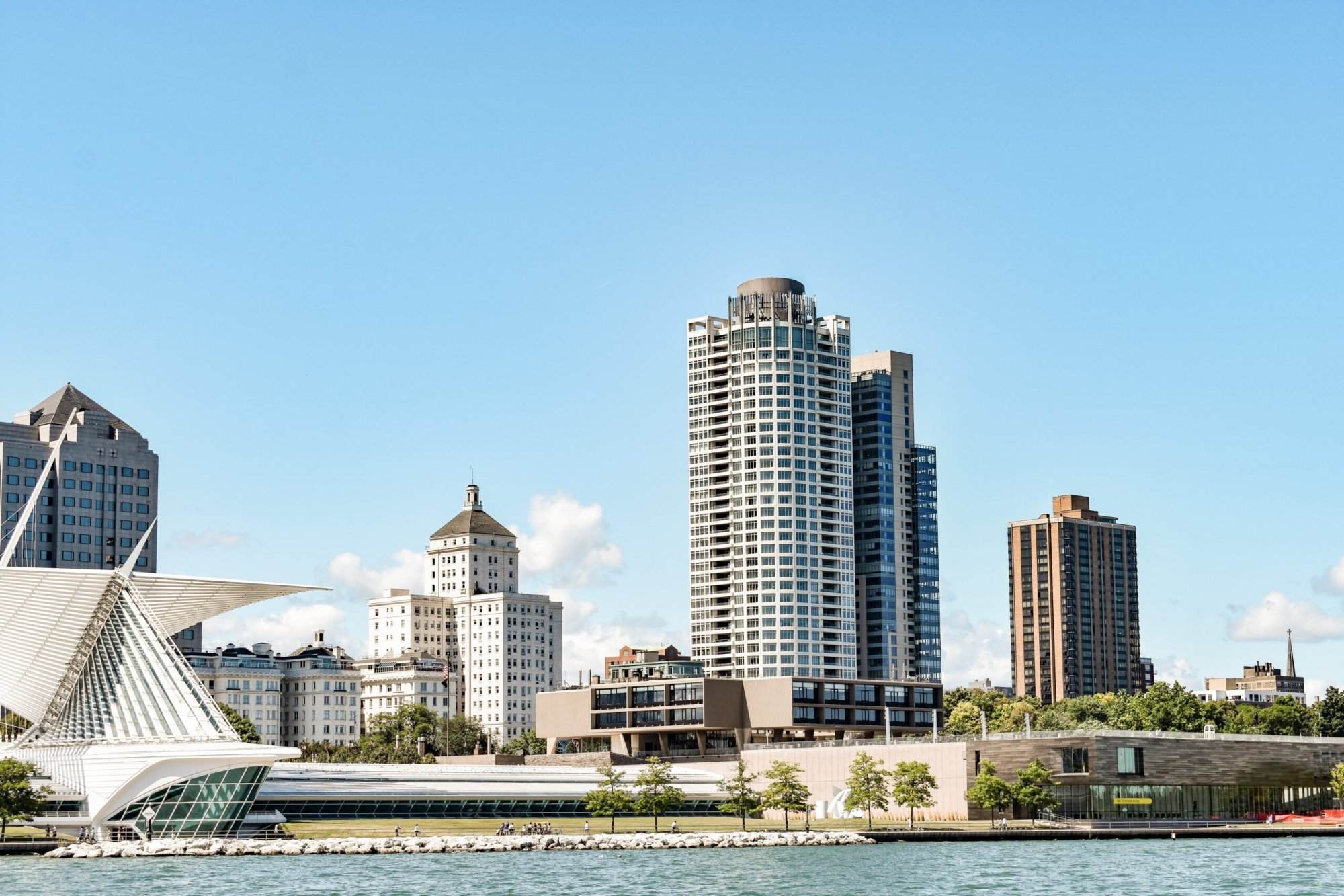 The skyline of milwaukee with a boat in the background.